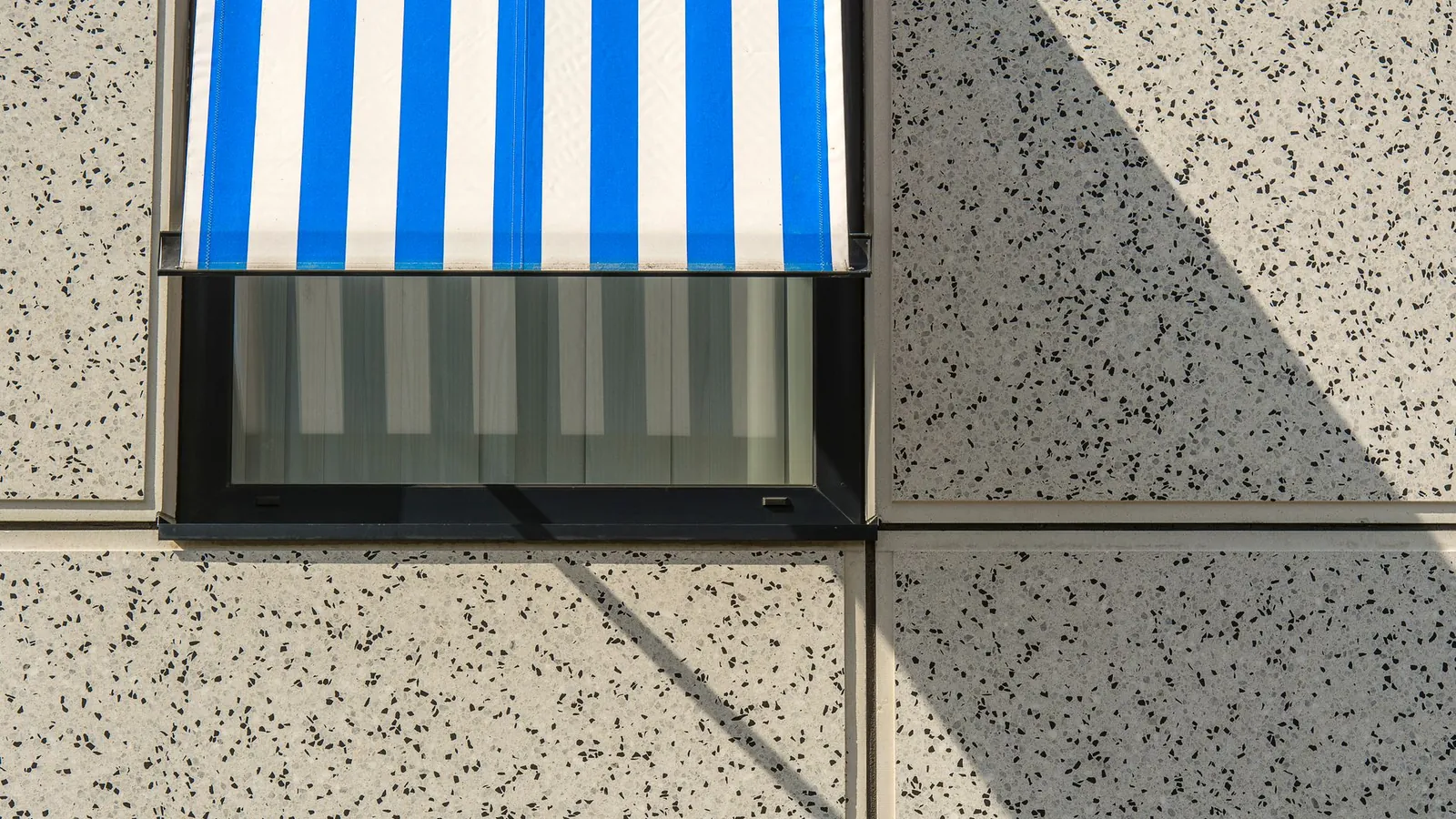 Store banne sur mesure et fixation : mur, poteaux, contraintes