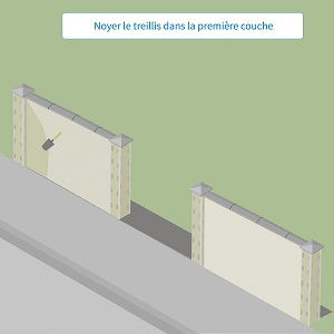 Noyer le treillis dans la première couche d'enduit