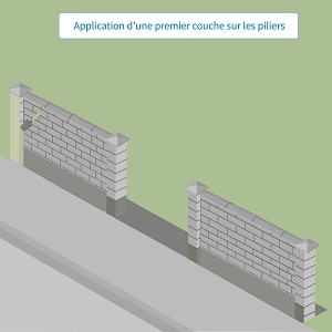 Application d'une première couche d'enduit sur les piliers